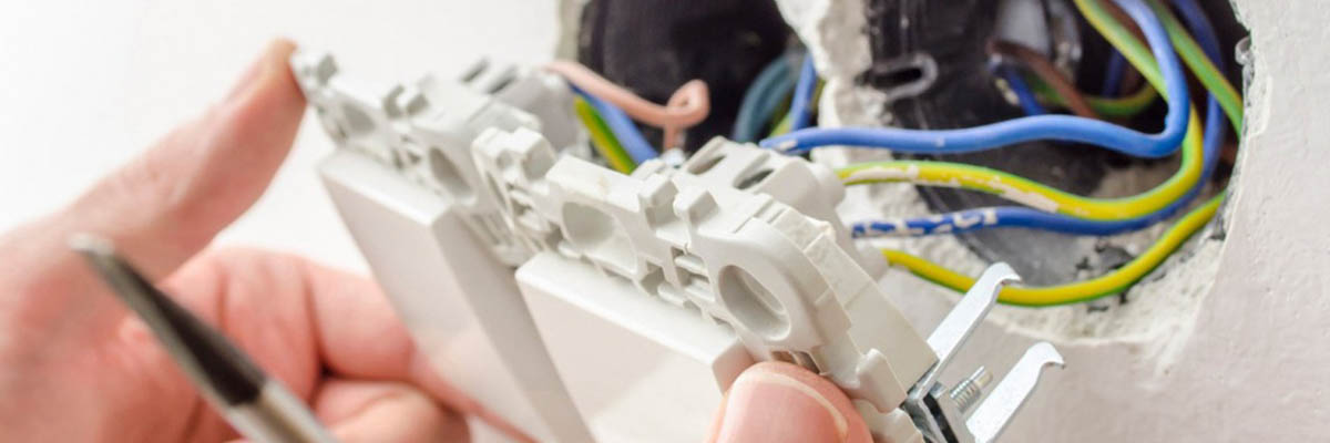 Ηλεκτρολόγος Αθήνα | Αναλαμβάνουμε τον έλεγχο, την επισκευή και την αντικατάσταση πρίζας